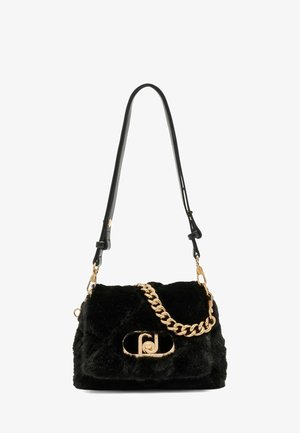 Borsa in ecopelliccia nera con un accento di catena dorata e una tracolla in pelle nera. Presenta una chiusura con logo dorato e una texture trapuntata.