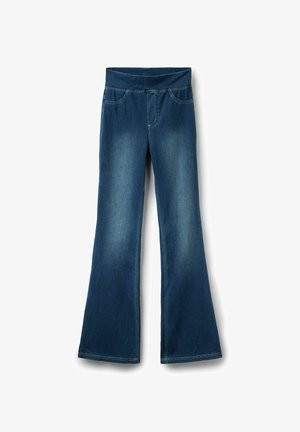 Pantaloni in denim a zampa d'elefante di colore blu scuro, dotati di una cintura larga, tasche frontali e leggeri sbiadimenti sulle cosce, con dettagli di cucitura curati.