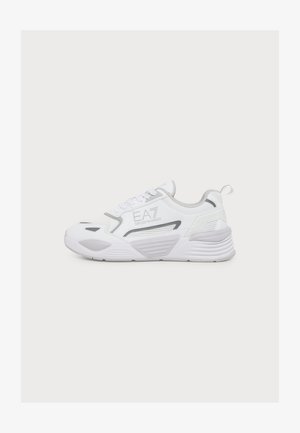 Baskets basses blanches avec accents gris, semelle texturée, lacets et logo EA7 Emporio Armani sur le côté, vues de profil.