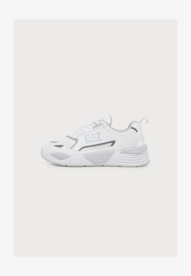 Λευκό sneaker χαμηλής κοπής με γκρι λεπτομέρειες, υφή στη σόλα, κορδόνια και λογότυπο EA7 Emporio Armani στο πλευρό, εμφανίζεται σε πλαϊνό προφίλ.