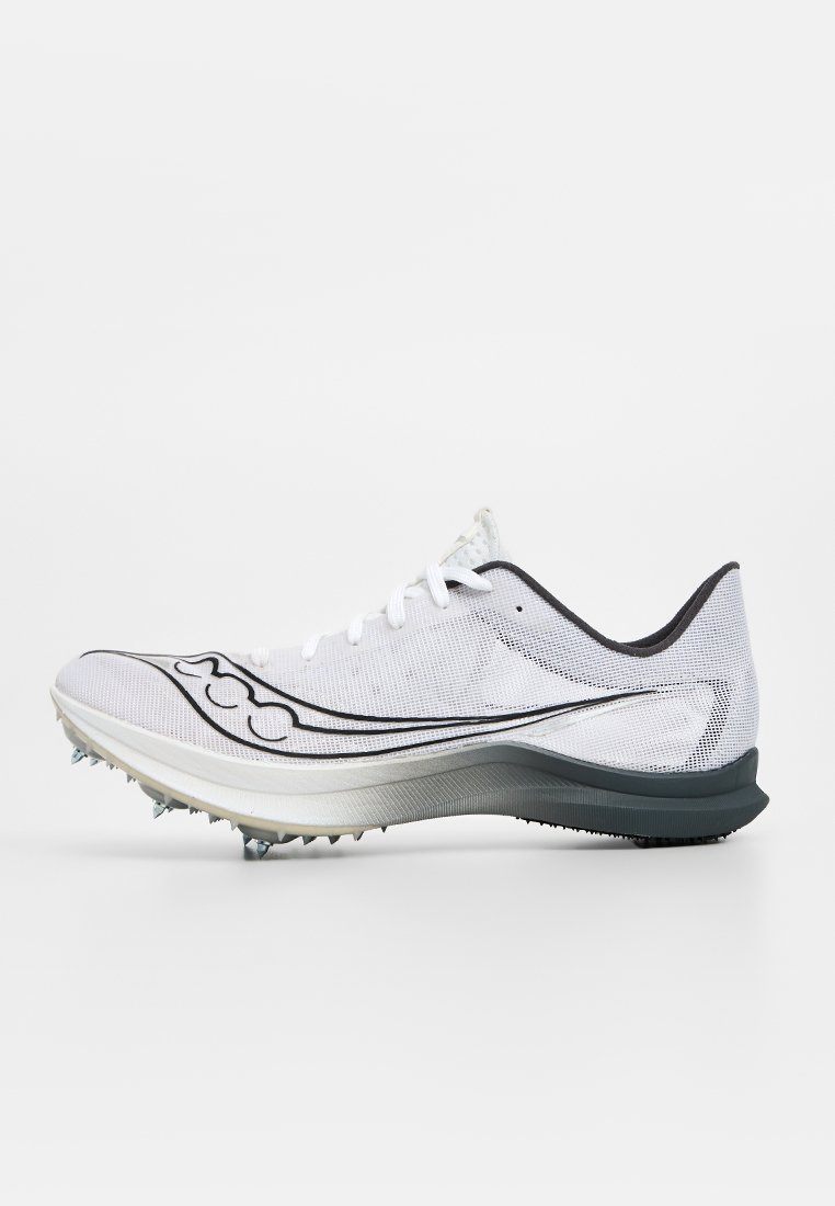 Baskets de sport blanches avec une tige en maille texturée, des accents noirs, un design incurvé et des crampons métalliques sur la semelle pour une meilleure traction.