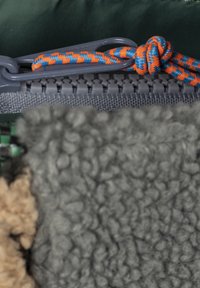 Cuerda multicolor con hebras naranja y azul, tirante texturizado gris y diversas muestras de tela en tonos gris, beige y verde.