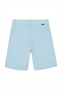 Ljusblå shorts med flat front, bakficka, bältesloopar och en slät tygtextur. Har en liten logotypdetalj på midjebandet.