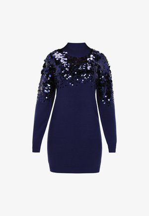 Granatowa sukienka swetrowa z długim rękawem i wysokim kołnierzem, ozdobiona dużymi błyszczącymi cekinami na ramionach i górnej części klatki piersiowej.