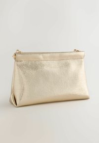 Goldfarbene Clutch mit metallischem Finish und strukturierter Oberfläche, ausgestattet mit einem Reißverschluss und einer flachen, dreieckigen Form. Glattes Innenfutter.