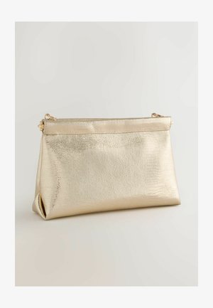 Goldfarbene Clutch mit metallischem Finish und strukturierter Oberfläche, ausgestattet mit einem Reißverschluss und einer flachen, dreieckigen Form. Glattes Innenfutter.