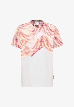 Kurzarm-T-Shirt mit weißem Grund und einem pastellrosa und cremefarbenen Wellendesign, mit der Aufschrift "Carlo Colucci" in roter Schrift auf der Vorderseite.