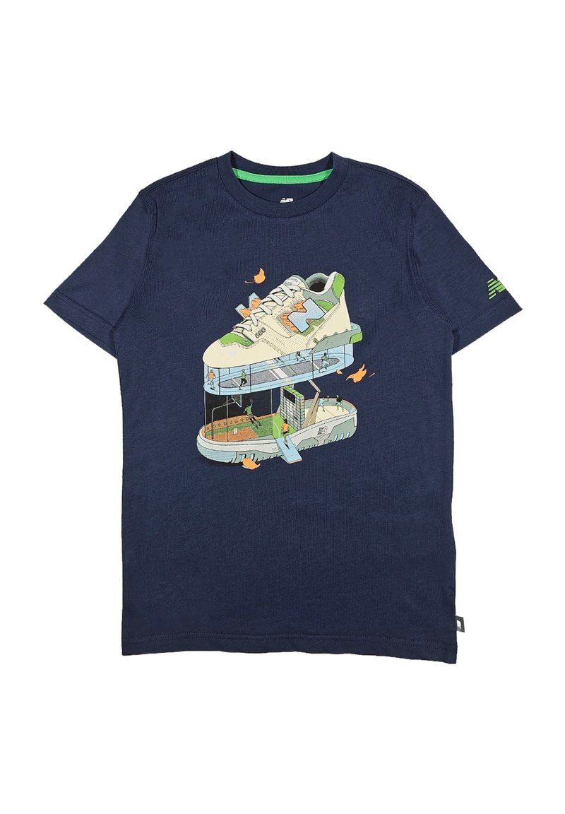 T-shirt blu navy con una grafica di una sneaker traslucida sopra una piattaforma, con accenti verdi e vari dettagli illustrati.
