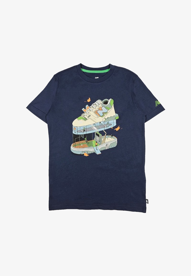 T-shirt blu navy con una grafica di una sneaker traslucida sopra una piattaforma, con accenti verdi e vari dettagli illustrati.