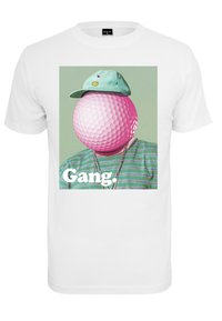 Balta trumpa rankovė tectoria, papuošta rožinės spalvos golf kamuoliuko piešiniu, kuris dėvi šviesiai mėlyną kepurę ir žalią juostuotą marškinėlį, su tekstu "Gang" viršuje.