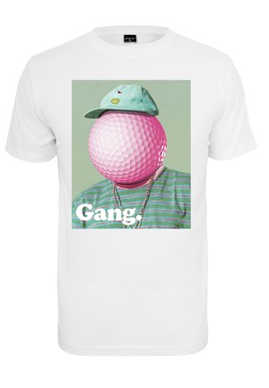 Tricou alb cu mânecă scurtă, prezentând o grafică a unei mingi de golf roz, purtând o șapcă albastră deschisă și o cămașă în dungi verzi, cu textul "Gang" suprapus.
