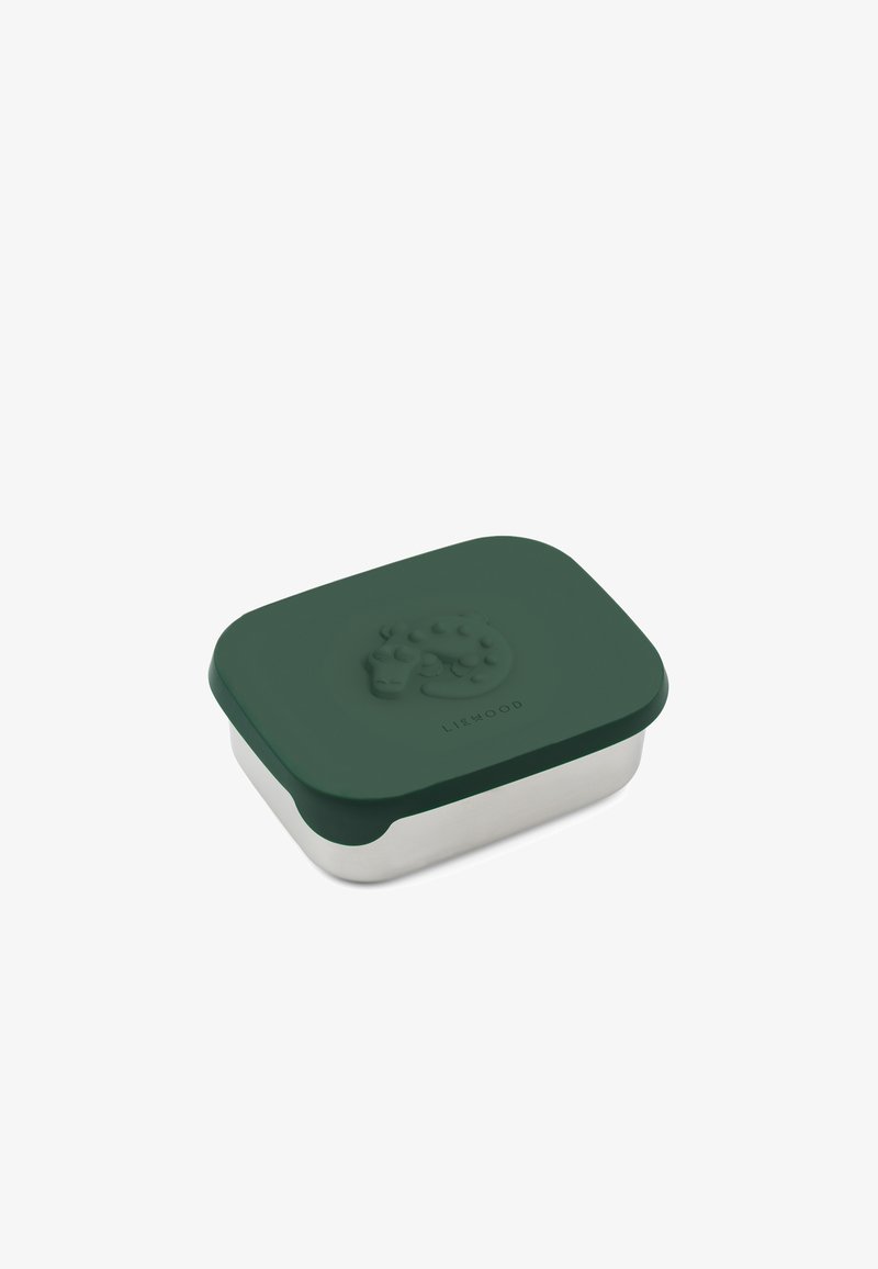 Pequeña fiambrera rectangular de acero inoxidable con tapa de silicona verde oscura que presenta un diseño en relieve de cocodrilo y el nombre de la marca.