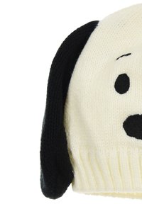 Witte gebreide beanie met zwarte hondenoren, ronde zwarte ogen en gestikte neuskanten. Ribbelmanchet zorgt voor extra textuur.