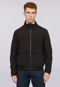 Černá bunda s vysokým límcem, předním zipem, dvěma velkými kapsami se klopami a pletenými manžetami. Vyrobena z hladkého, strukturovaného materiálu.