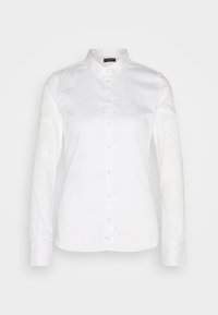 Chemise blanche à manches longues avec col et boutons sur la poitrine ; en tissu de coton lisse légèrement brillant et poignets droits.