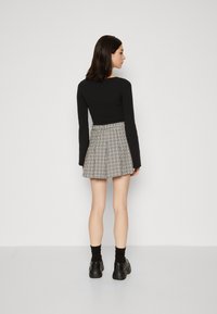 Hollister Co. ULTRA HIGH-RISE PLEATED SKATER SKORT - Šortai - CLOUD DANCER/PORTABELLA/BLACK HOUNDSTOOTH