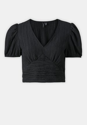 Czarna krótka bluzka z teksturowanym, plisowanym wzorem. Posiada głęboki dekolt w kształcie litery V oraz bufiaste rękawy, co tworzy kobiecą sylwetkę.
