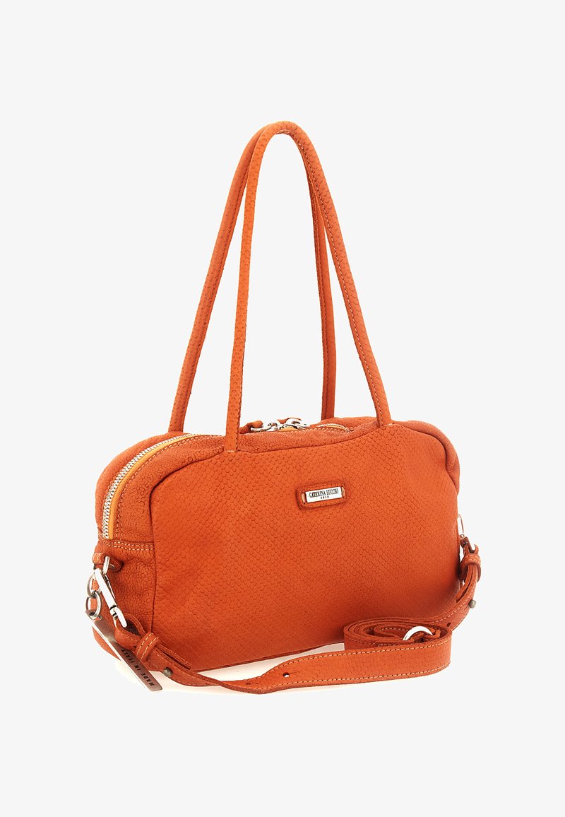 Borsa arancione in materiale texturizzato, con doppia chiusura a zip, due manici corti e una tracolla lunga rimovibile per opzioni di trasporto versatili.