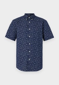 Chemise boutonnée à manches courtes bleu marine avec un motif paisley blanc, col, et un petit logo sur la poitrine. Texture de tissu lisse.