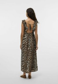 Leopardprint maxi kjole med volangærmer og en rygsløjfe. Lavet af letvægtsstof med åben rygdesign og flowy silhuet.