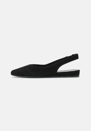 Czarny płaski but typu slingback z zaostrzonym noskiem i niskim obcasem, pokazany z boku na białym tle.