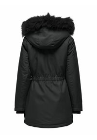 Parka noire isolée avec capuche en fausse fourrure, détail taille élastique et poignets en maille; tissu lisse et coupe jusqu'au genou.
