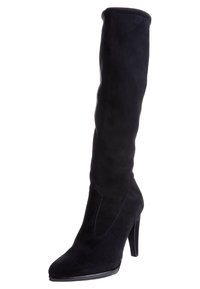 Botte noire en daim jusqu'au genou avec un design à bout pointu, un haut talon aiguille et une texture lisse et épurée. Présente un détail de découpe angulaire.