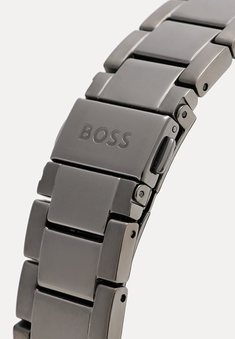 Schwarzes Metallarmband mit verbundenen Segmenten. Verfügt über eine rechteckige Schließe mit "BOSS" Gravur, glatter Textur und polierter Oberfläche.