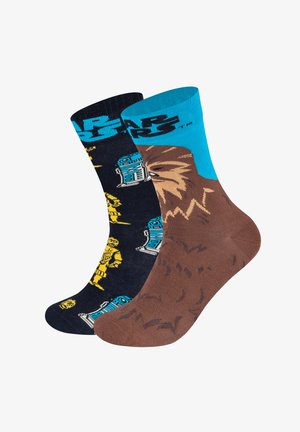 Skarpetki w tematyce Gwiezdnych Wojen: jedna granatowa z żółtymi i niebieskimi wzorami robotów, a druga brązowa z teksturowanym wzorem Chewbacci i niebieskim paskiem u góry.