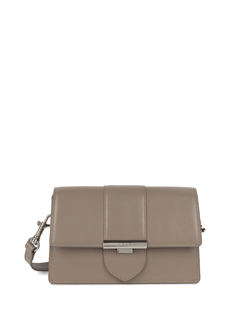 Borsa a tracolla in pelle beige con design strutturato, pattina pieghevole, chiusura metallica e tracolla removibile. Presenta dettagli di cucitura sottili.