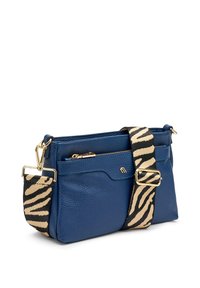 Borsa a tracolla in pelle blu con finitura texturizzata, hardware dorato e una tracolla a strisce con stampa animale nera e beige. Presenta diverse tasche.