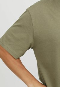 Jack & Jones JORVESTERBRO CREW NECK - Trükipildiga T-särk - aloe