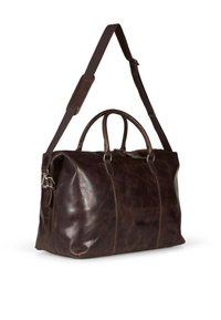 Brun lær duffelbag med en glatt tekstur, doble håndtak og en justerbar skulderreim; har en glidelås på toppen og sidehardware-accents.