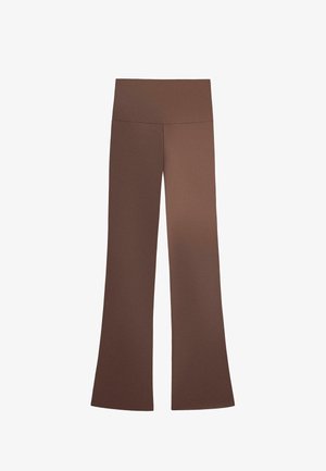 Pantaloni maro cu talie înaltă, evazați, cu talie lată, material neted și fără cusături sau buzunare vizibile.