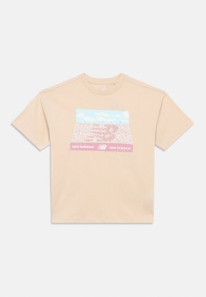 Beige New Balance t-skjorte med korte ermer, med et pastellfarget grafisk motiv av skyer og rosa mønstret felt over New Balance-logoen og navnet.