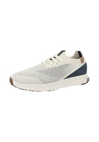 Baskets en tricot blanches avec un accent bleu marine, présentant une tige texturée, des lacets ronds et un patch logo marron à l'arrière.