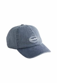 Sötétkék farmer baseballsapka ívelt karimával. Az elején hímzett "New York" logóval és egy gombbal a tetején.