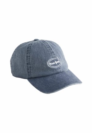 Dunkelblaues Denim-Baseballcap mit gebogenem Schirm. Auf der Vorderseite befindet sich ein besticktes "New York"-Logo und ein Knopf oben.