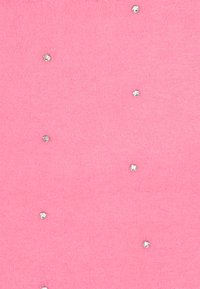Rosa strukturiertes Gewebe, verziert mit kleinen, verstreuten Strasssteinen zur Dekoration, das ein detailliertes und auffälliges Erscheinungsbild bietet.