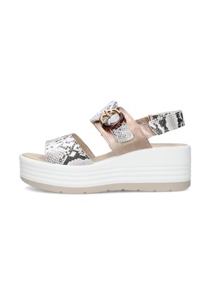 Sandalo con zeppa e suola platform bianca, cinturini con stampa serpente, dettaglio in oro rosa e fibbia decorativa tonda sulla cinghia regolabile alla caviglia.