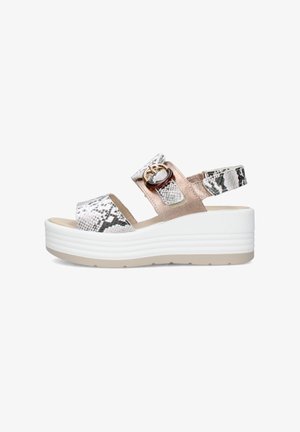 Sandalo con zeppa e suola platform bianca, cinturini con stampa serpente, dettaglio in oro rosa e fibbia decorativa tonda sulla cinghia regolabile alla caviglia.