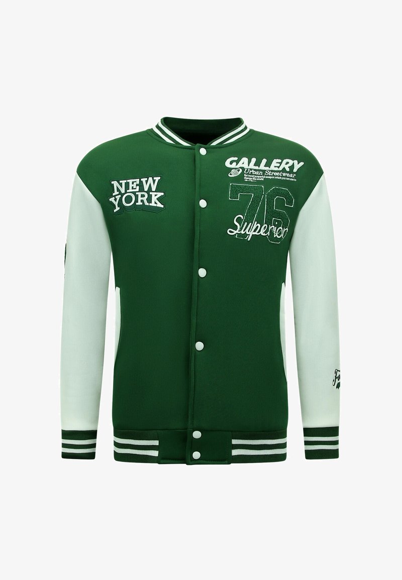 Groene varsityjas met witte mouwen. Bevat "NEW YORK" en "GALLERY" geborduurd in dikke letters. Drukknopen en gestreepte manchetten.