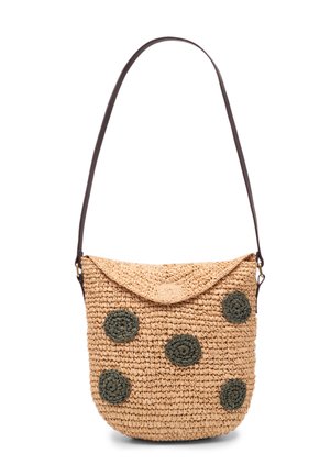 Gewebte Strohtasche mit Klappe, verziert mit fünf dunkelgrünen runden Aufnähern und einem dunkelbraunen Riemen.