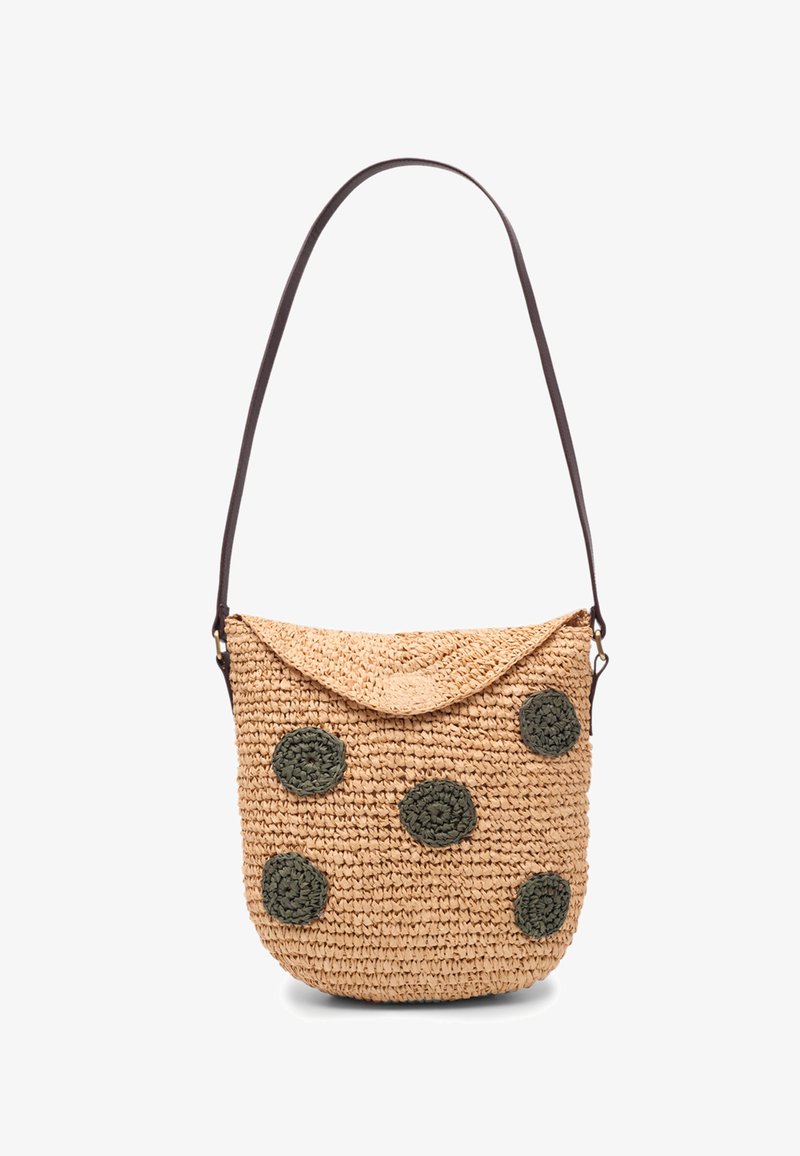 Sac d'épaule en paille tressée avec une fermeture à rabat, décoré de cinq patchs circulaires vert foncé et une sangle marron foncé.