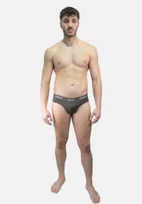 Slip da uomo marroni con cintura a contrasto con logo "LIU-JO". Tessuto liscio, design senza decorazioni, forma aderente. Modello in piedi a piedi nudi.