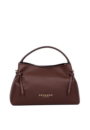Borsa a tracolla in pelle marrone scuro con texture, con un manico superiore singolo, dettagli con cinturino laterale e logo dorato "ERMANNO FIRENZE" sulla parte anteriore.