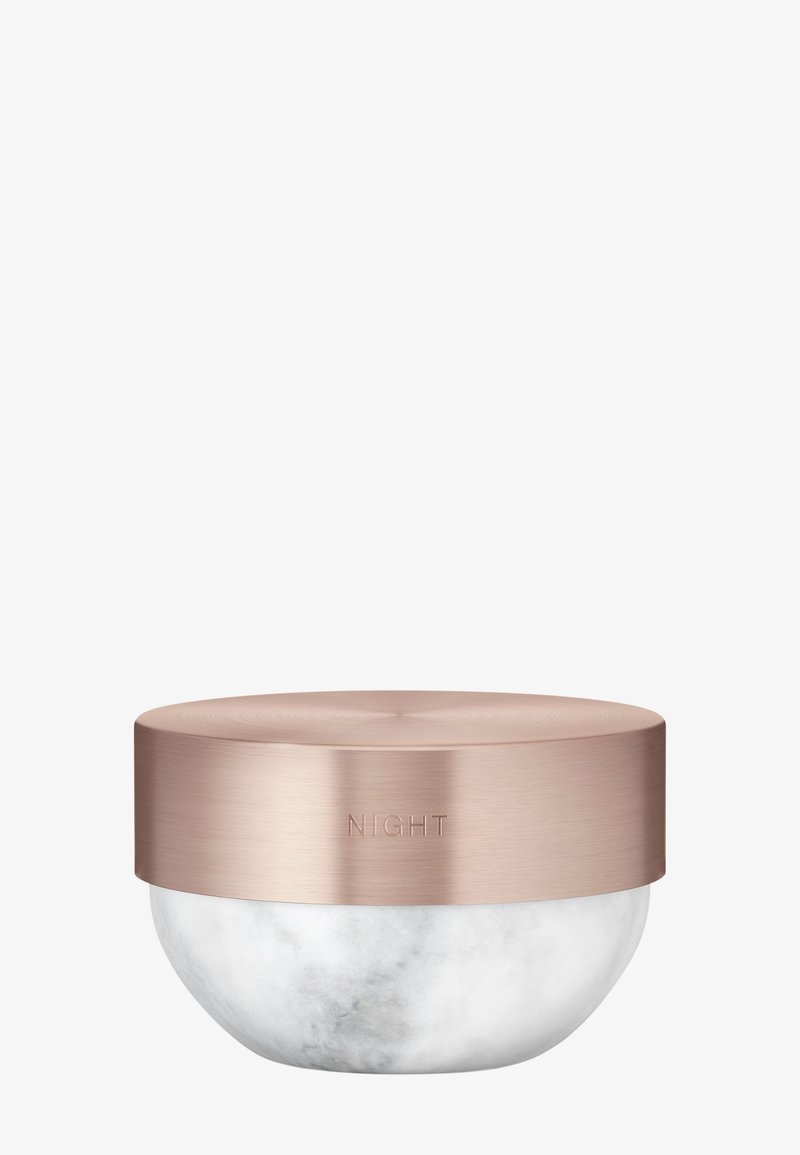 Pequeño tarro redondo con base de textura de mármol y tapa metálica en oro rosa con la etiqueta "NIGHT" sobre fondo blanco.