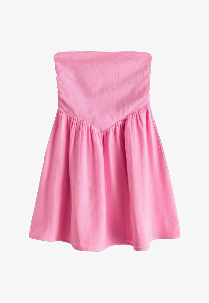 Robe rose bustier avec un corsage ajusté et une jupe évasée et plissée en tissu léger.