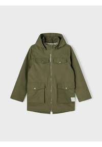 Veste vert olive avec capuche, fermeture éclair frontale, deux poches poitrine et deux grandes poches avant. Texture lisse avec détails en boutons-pression en métal.