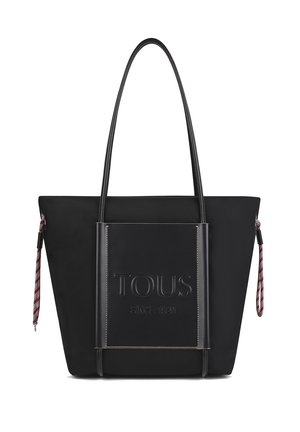 Bolso tote negro hecho de cuero y tela, con un logotipo texturizado, costuras en contraste y dos correas largas. Detalles de cordón texturizado.